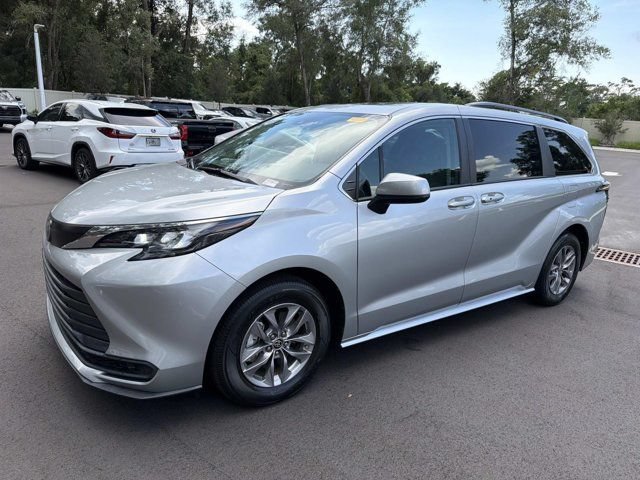 Used 2024 Toyota Sienna LE w/ LE Plus Package AWD/4WD image 5