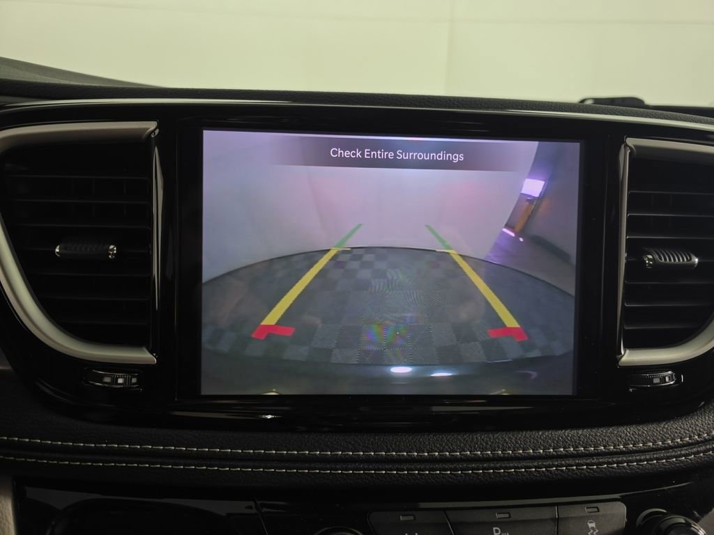 Used 2023 Chrysler Pacifica Touring-L FWD image 14