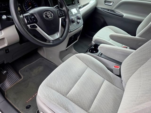 Used 2019 Toyota Sienna LE w/ LE Preferred Package FWD image 30