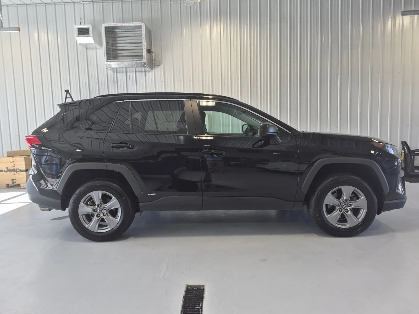 Used 2022 Toyota RAV4 LE AWD/4WD image 2