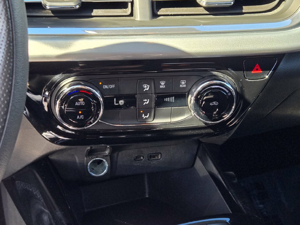Used 2025 Chevrolet Trax LT FWD image 35