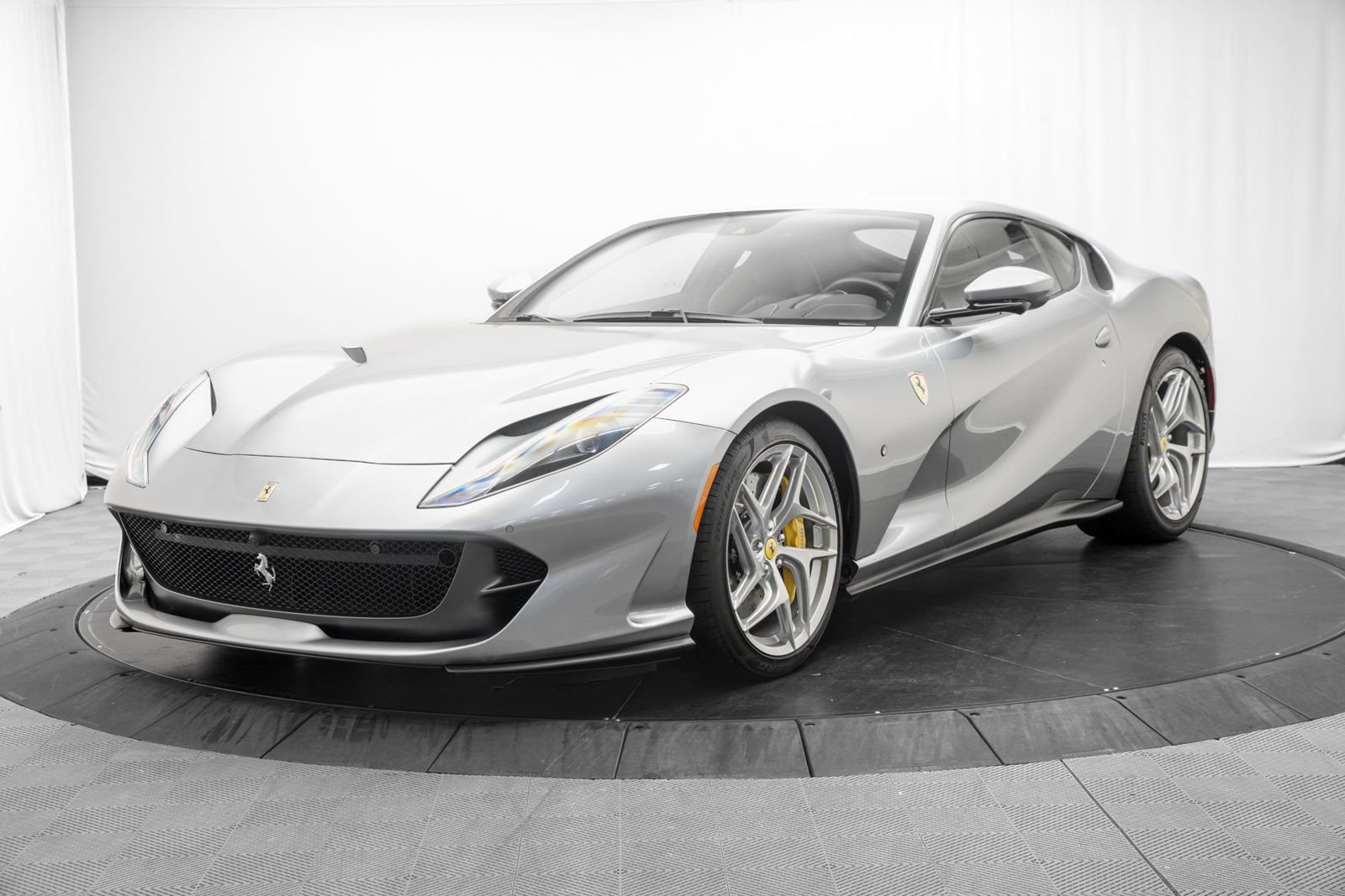 Used 2020 Ferrari 812 Superfast RWD image 3