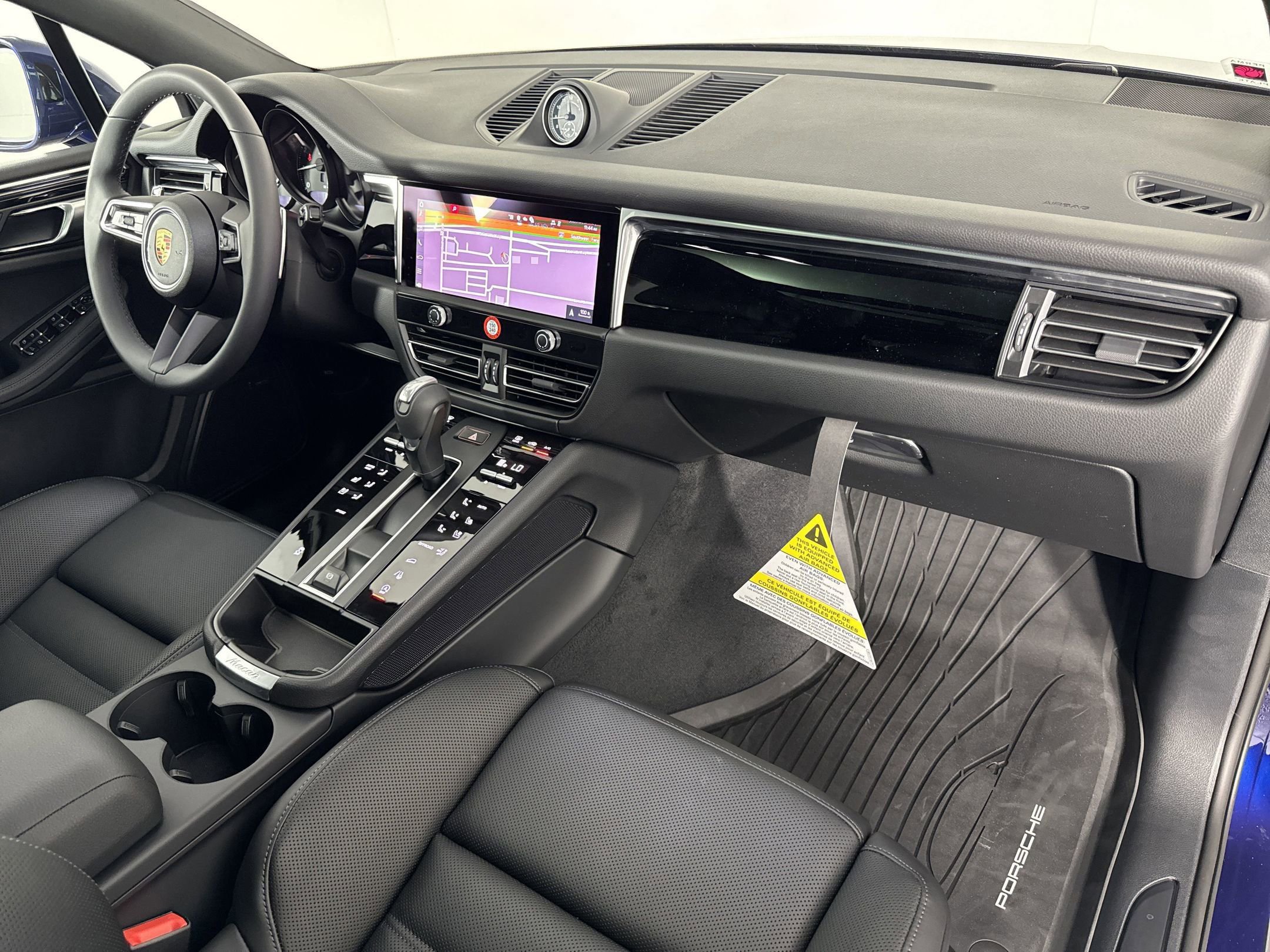 Certified 2025 Porsche Macan AWD/4WD image 31