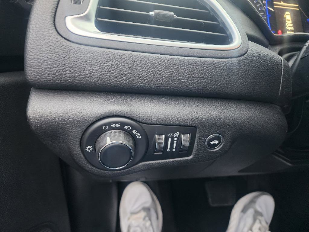 Used 2017 Chrysler 200 Limited Platinum w/ Comfort & Convenience Group image 21