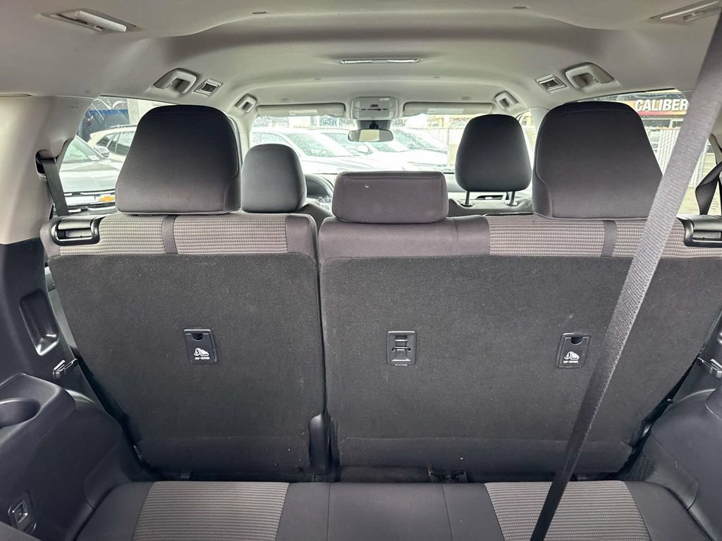 Used 2025 Toyota Highlander LE FWD image 8