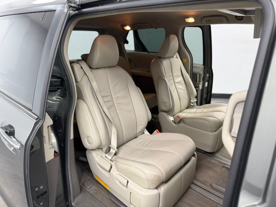 Used 2011 Toyota Sienna XLE w/ Premium Pkg AWD/4WD image 41