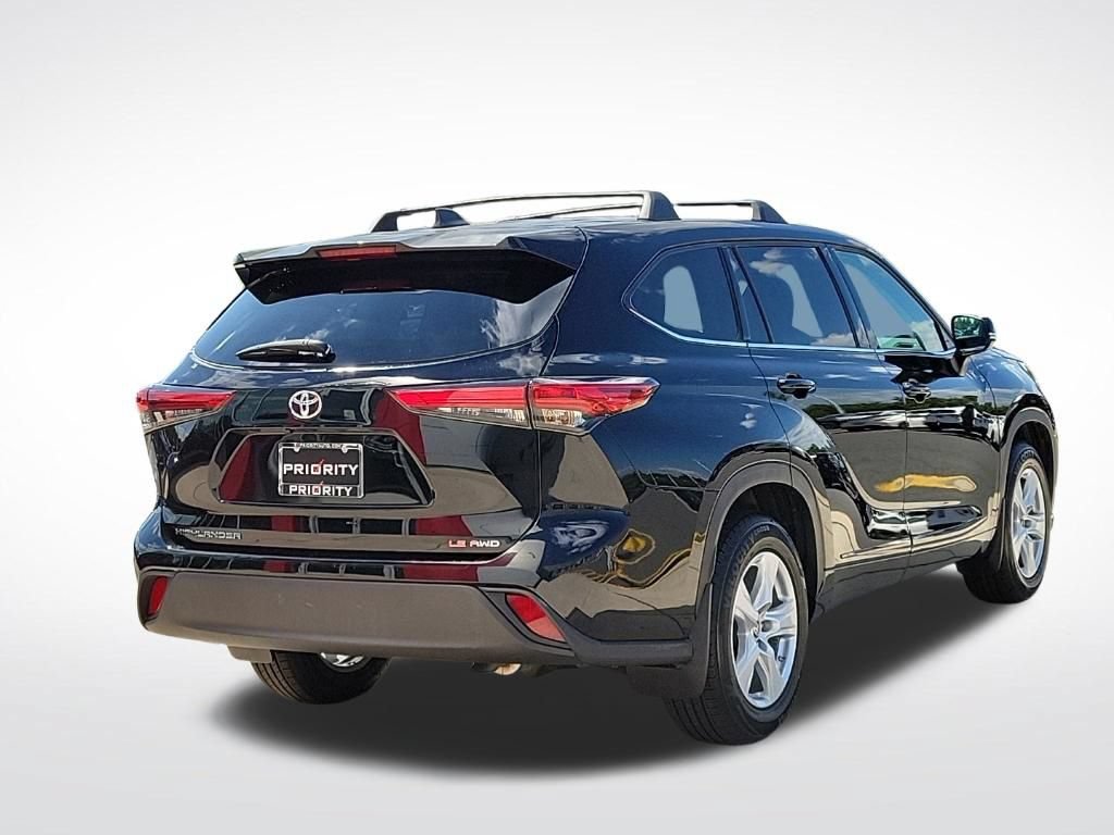 Used 2022 Toyota Highlander LE AWD/4WD image 4
