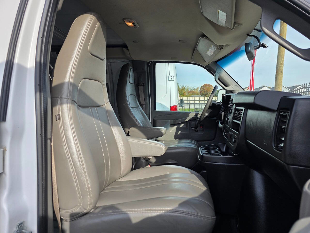 Used 2019 Chevrolet Express 2500 Extended image 9