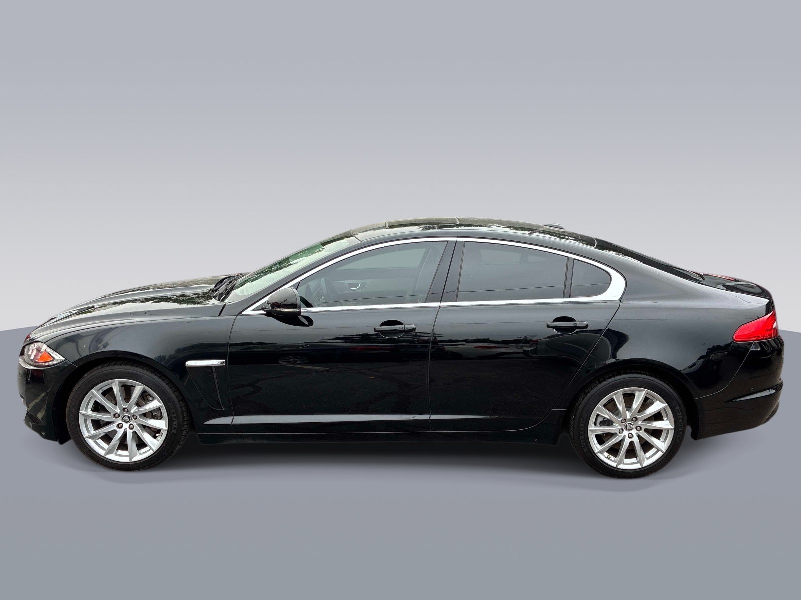 Used 2012 Jaguar XF RWD image 4