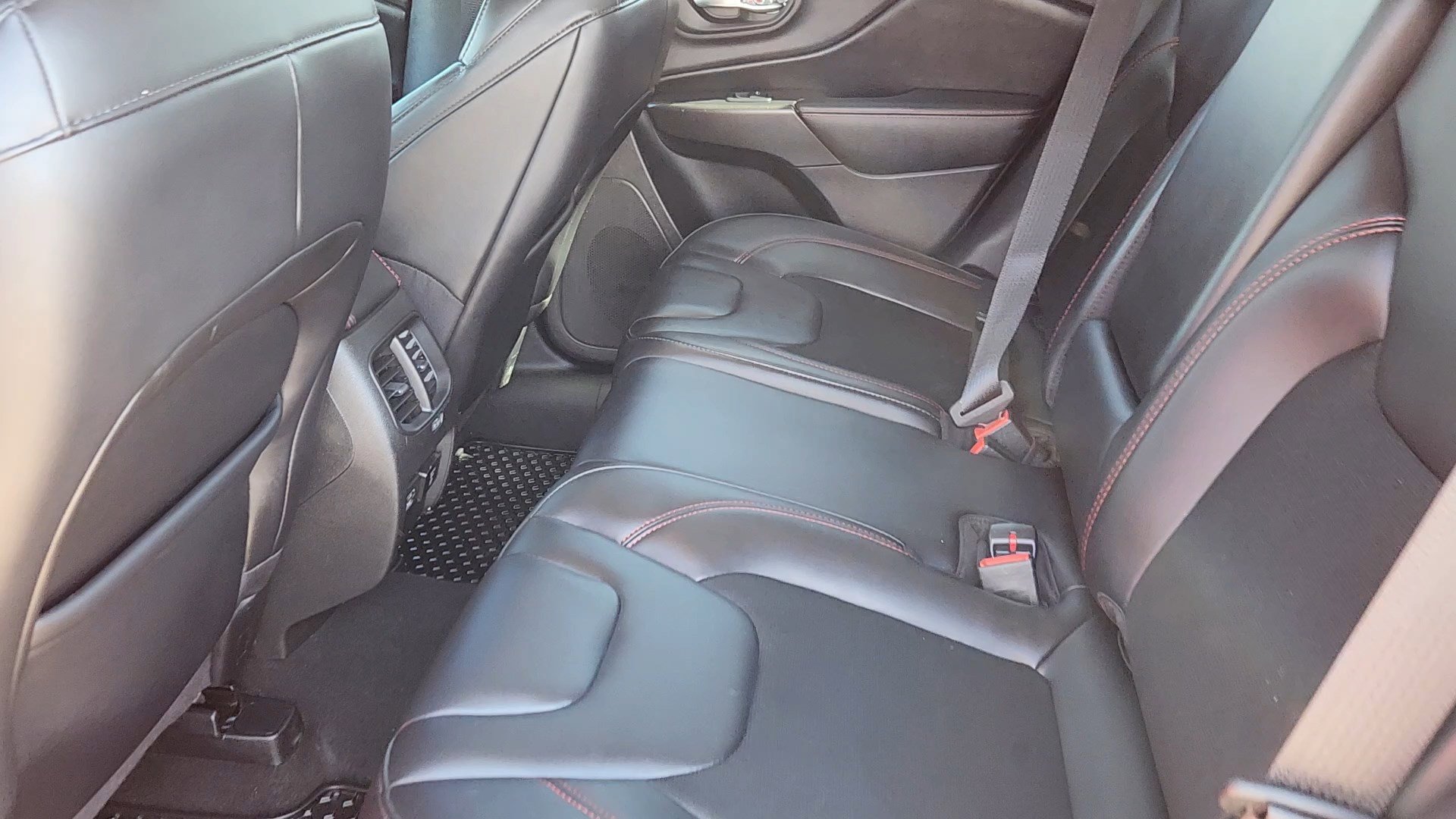 Used 2021 Jeep Cherokee Trailhawk AWD/4WD image 24