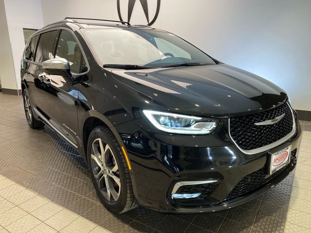 Used 2021 Chrysler Pacifica Pinnacle image 2