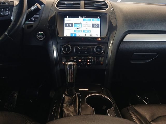 Used 2017 Ford Explorer XLT w/ Equipment Group 202A AWD/4WD image 4