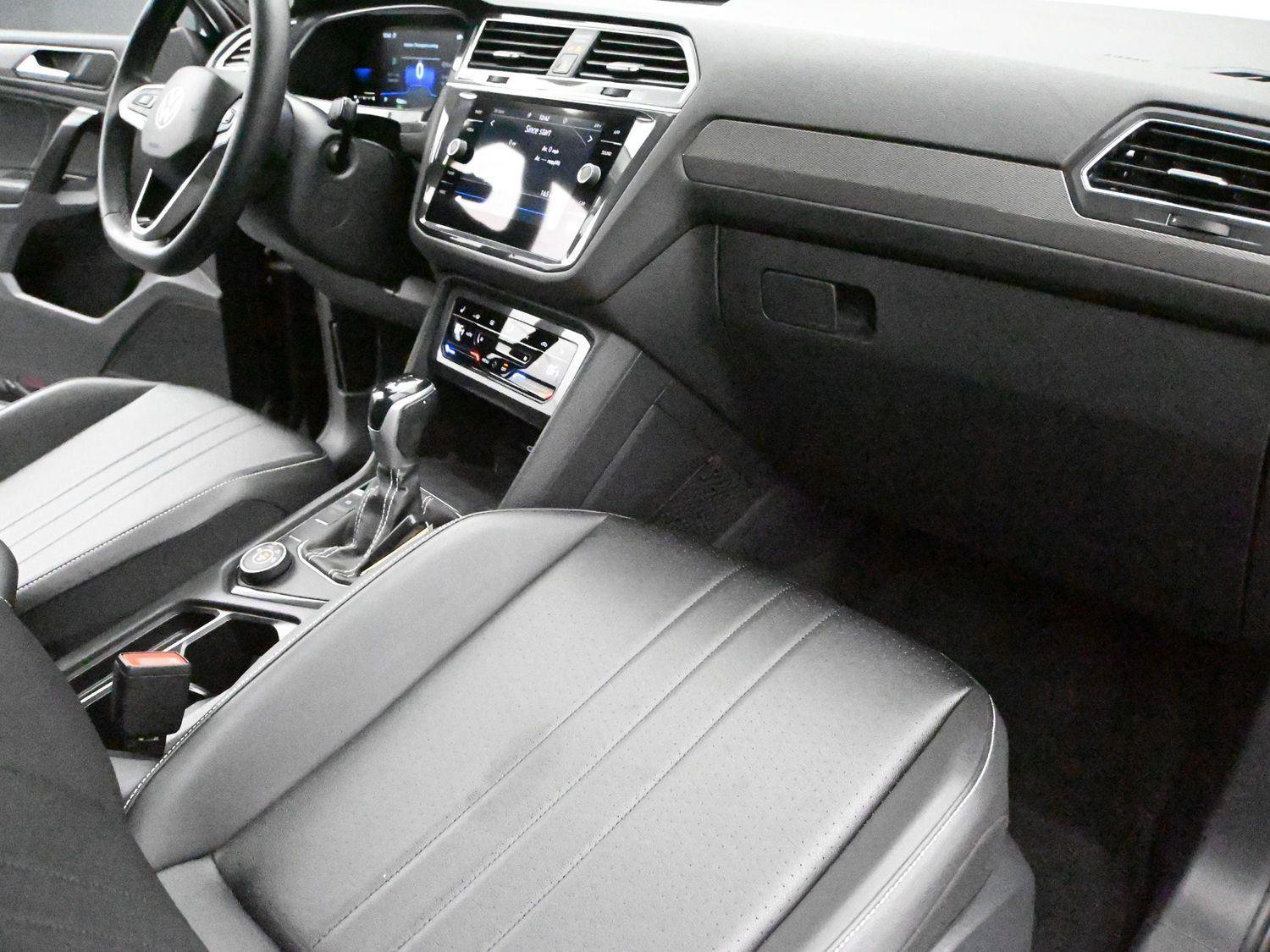 Certified 2022 Volkswagen Tiguan SE w/ Panoramic Sunroof Package AWD/4WD image 16