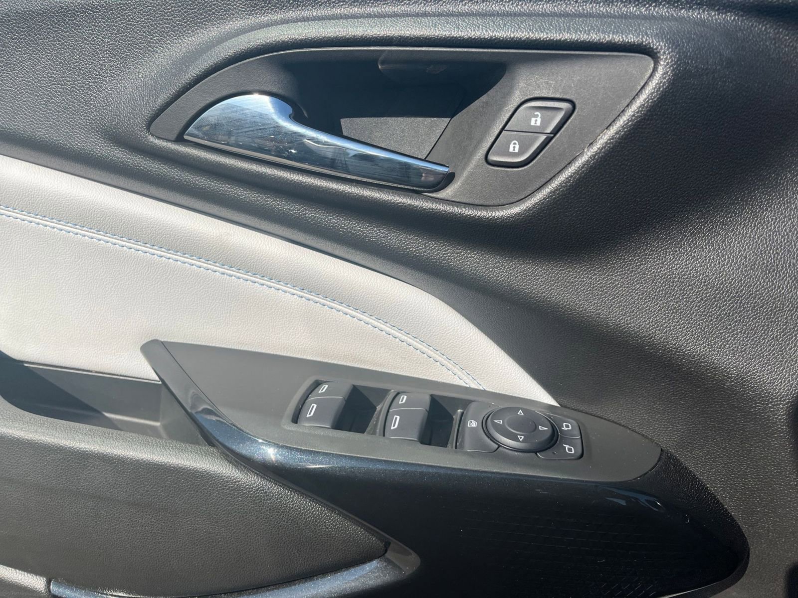 Used 2025 Chevrolet Trax LT FWD image 18