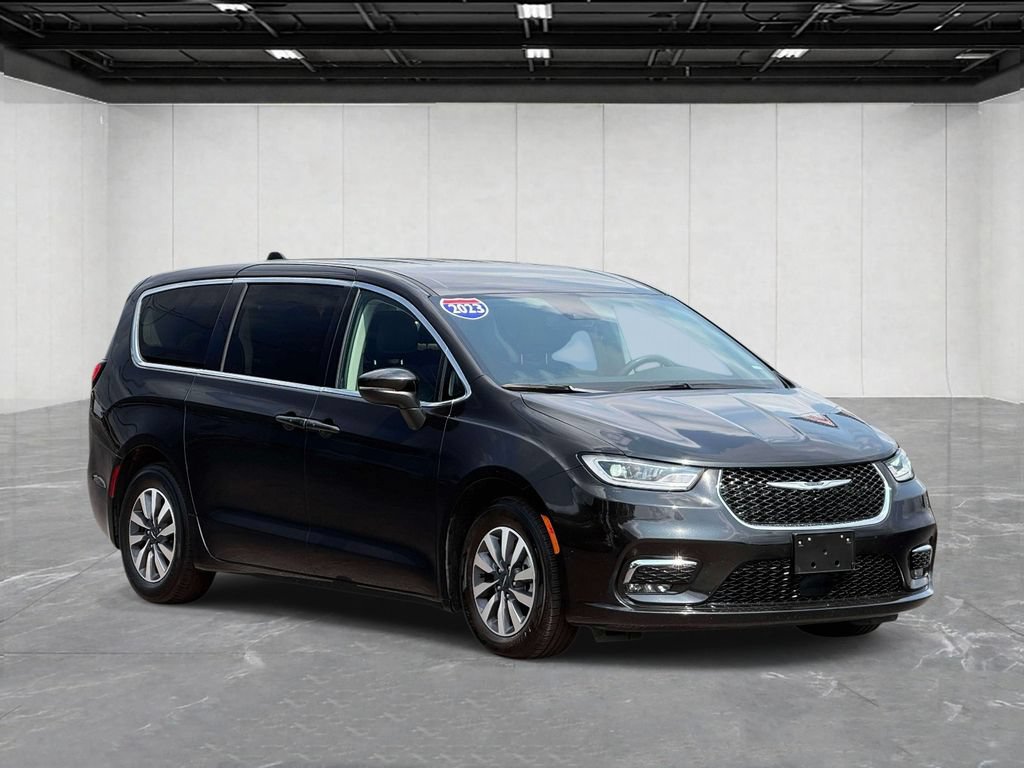 Used 2023 Chrysler Pacifica Touring-L FWD image 3