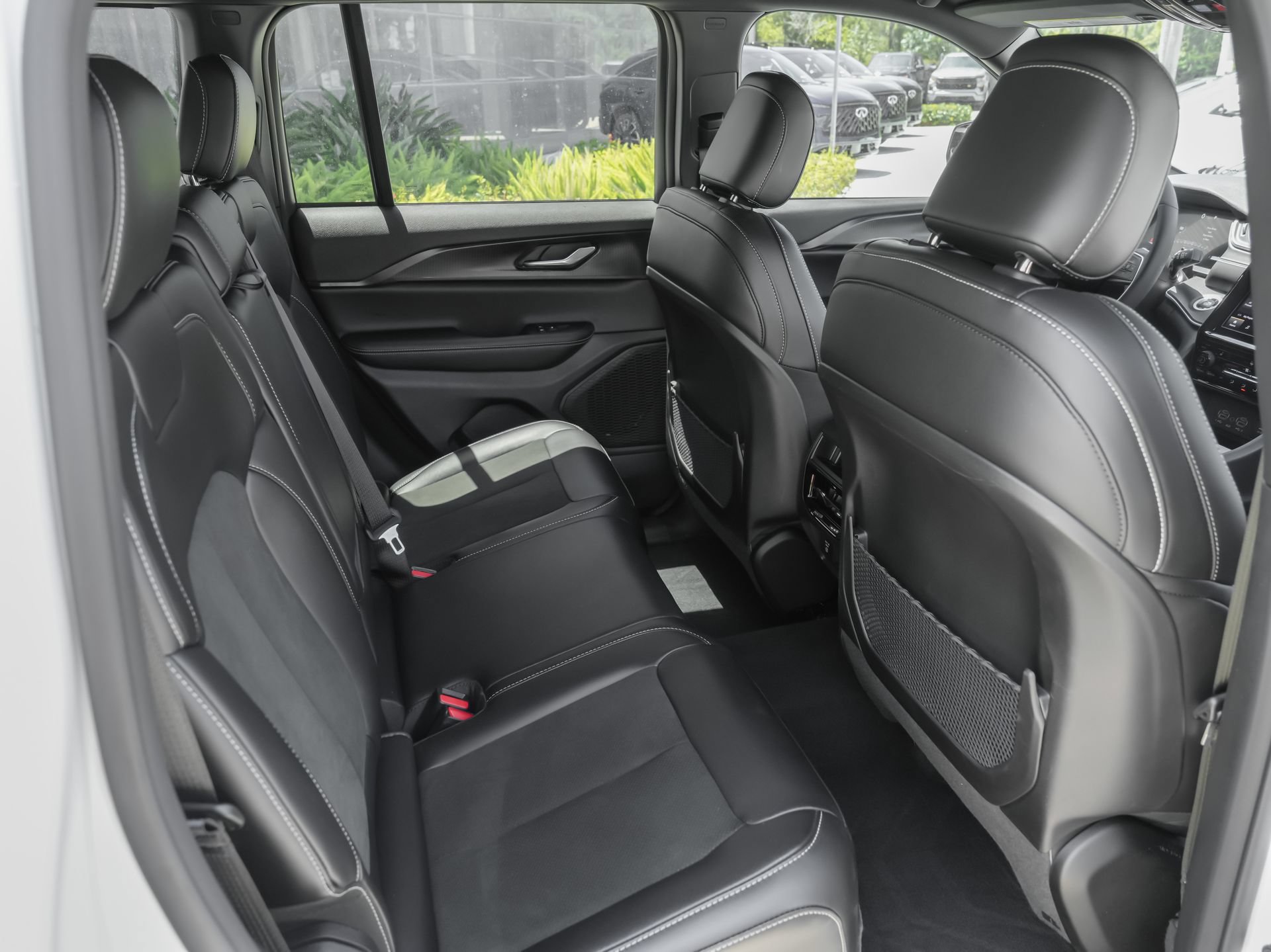 Used 2025 Jeep Grand Cherokee Altitude RWD image 38