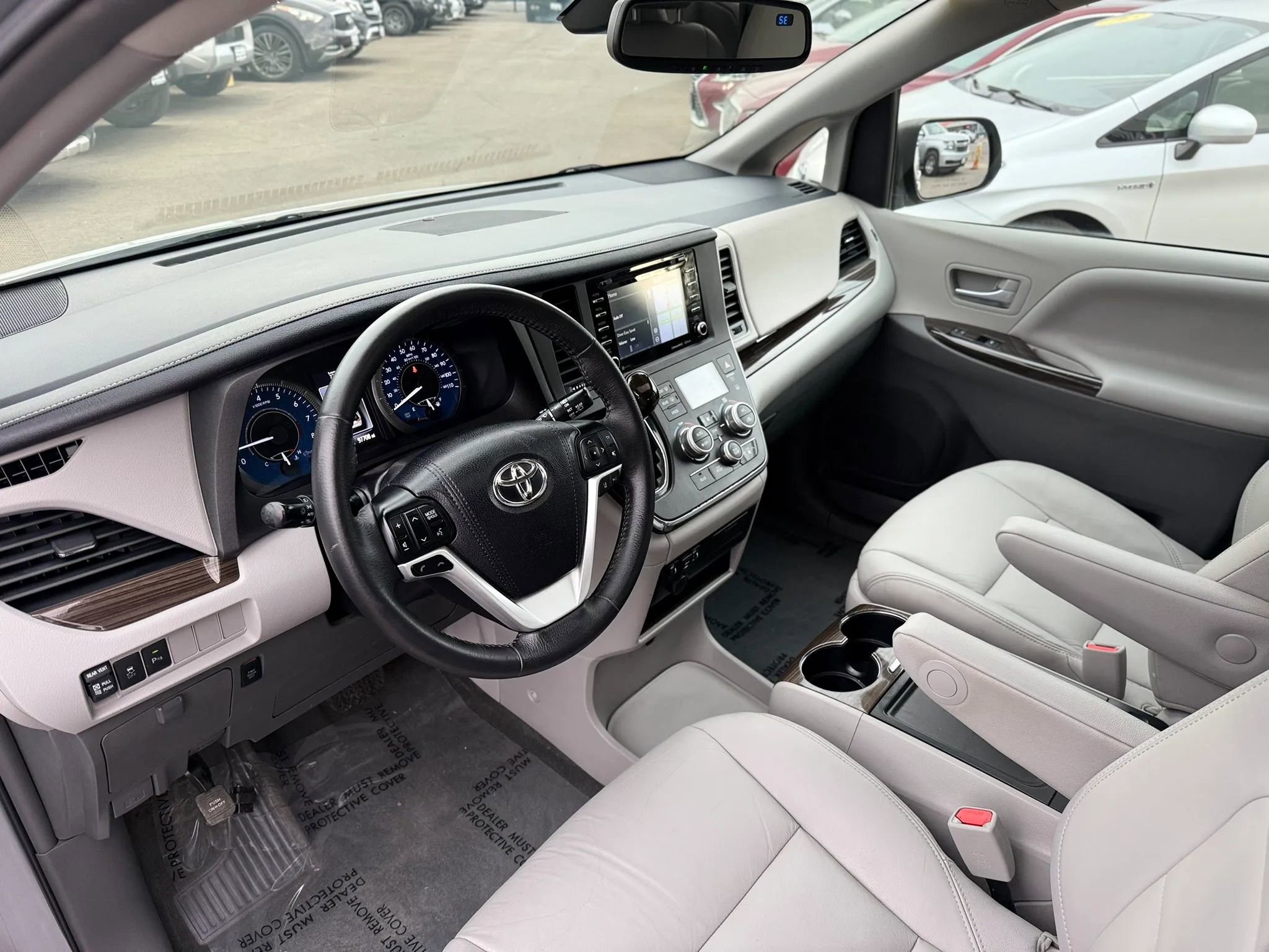 Used 2018 Toyota Sienna XLE w/ XLE Navigation Package FWD image 11