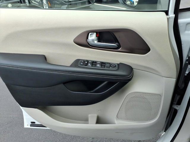 Used 2023 Chrysler Voyager LX image 19