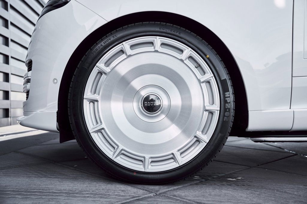 Used 2025 Land Rover Range Rover SE image 3