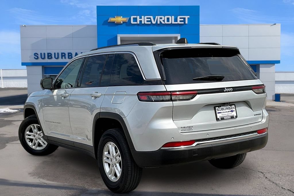 Used 2024 Jeep Grand Cherokee Laredo RWD image 3