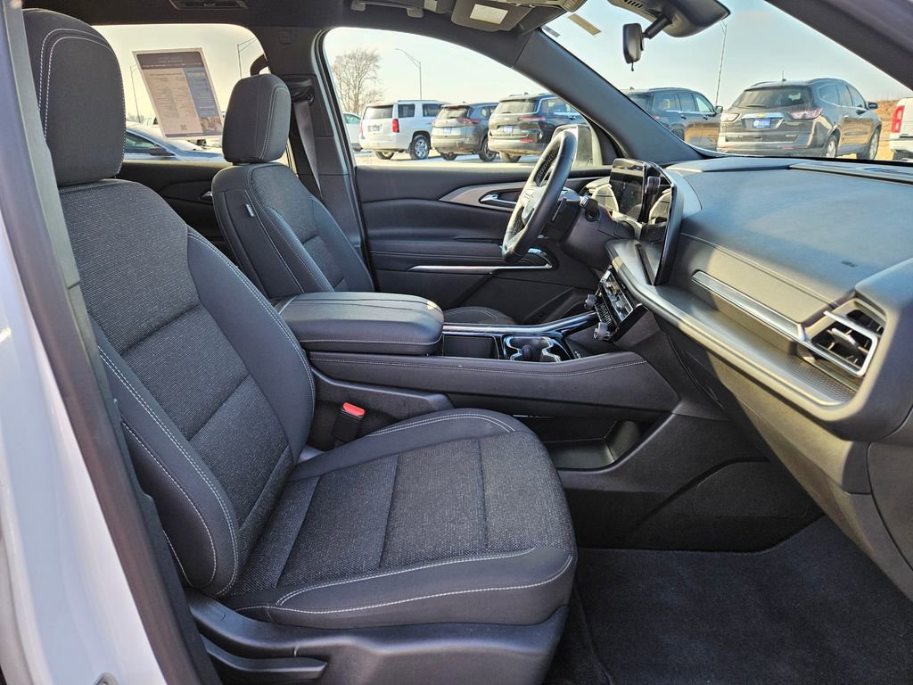 Used 2025 Chevrolet Traverse LT w/ Sun and Wheel Package image 38