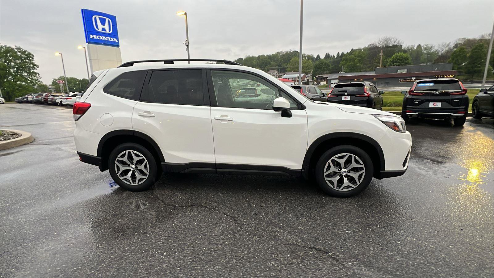 Used 2020 Subaru Forester Premium AWD/4WD image 3