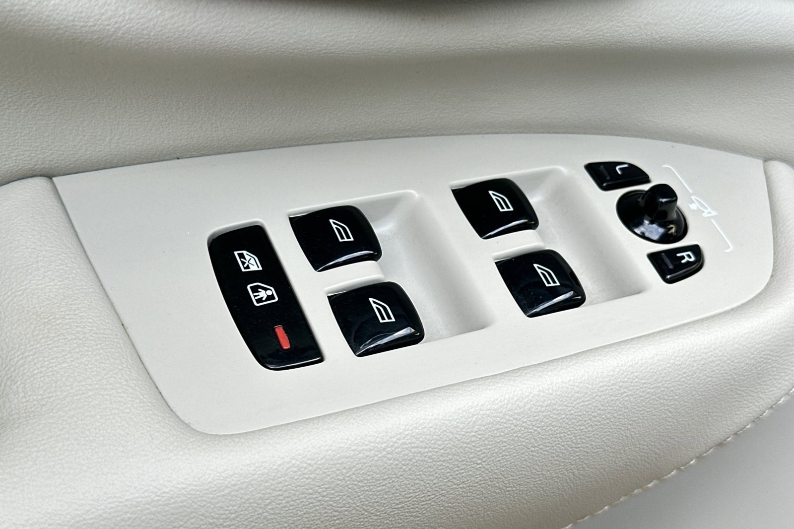 Used 2023 Volvo XC90 T8 Ultimate image 11