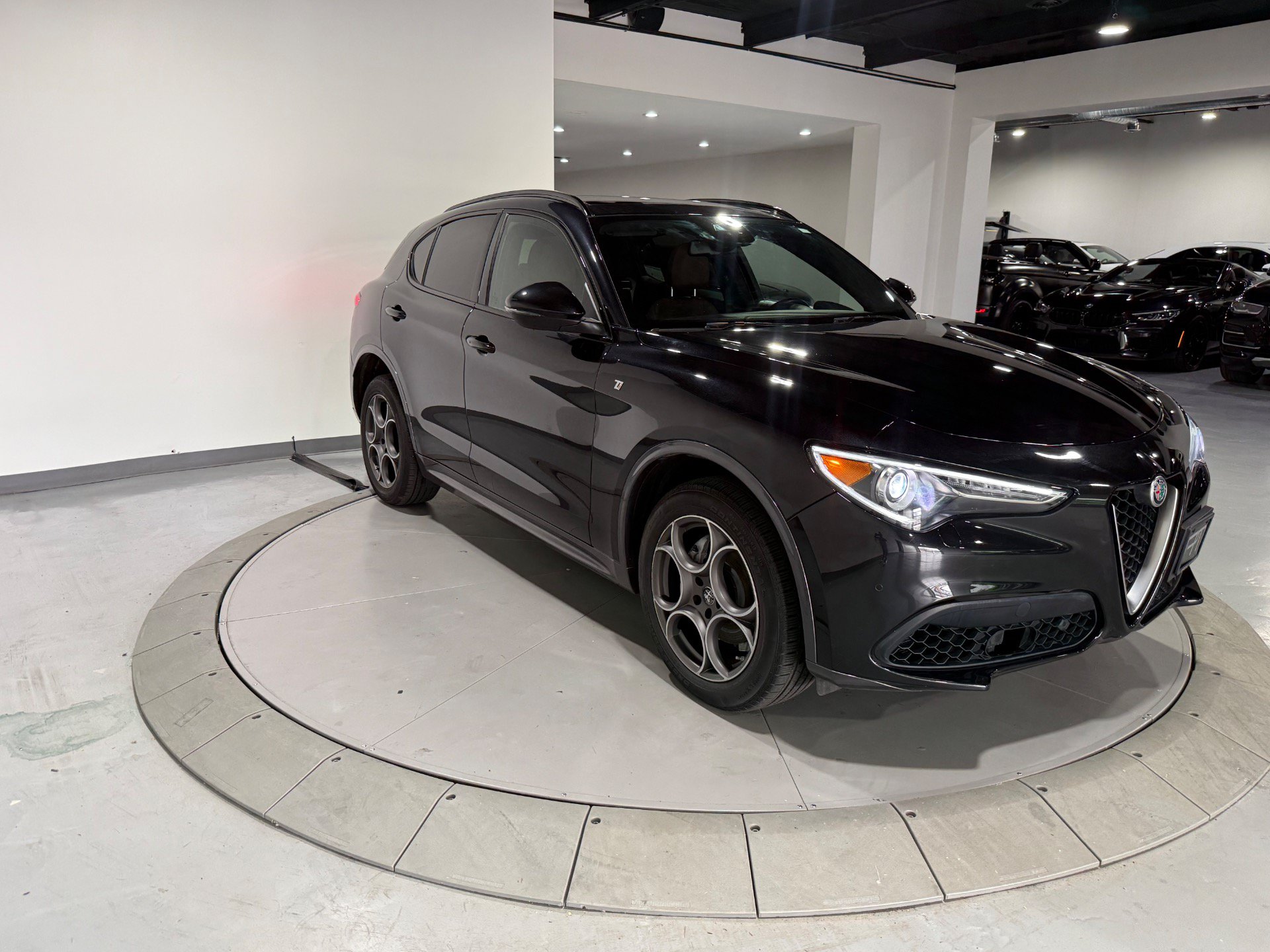 Used 2023 Alfa Romeo Stelvio Ti AWD/4WD image 4