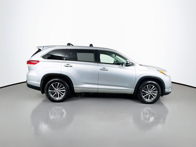 Used 2017 Toyota Highlander XLE w/ Carpet Mat Package AWD/4WD image 9