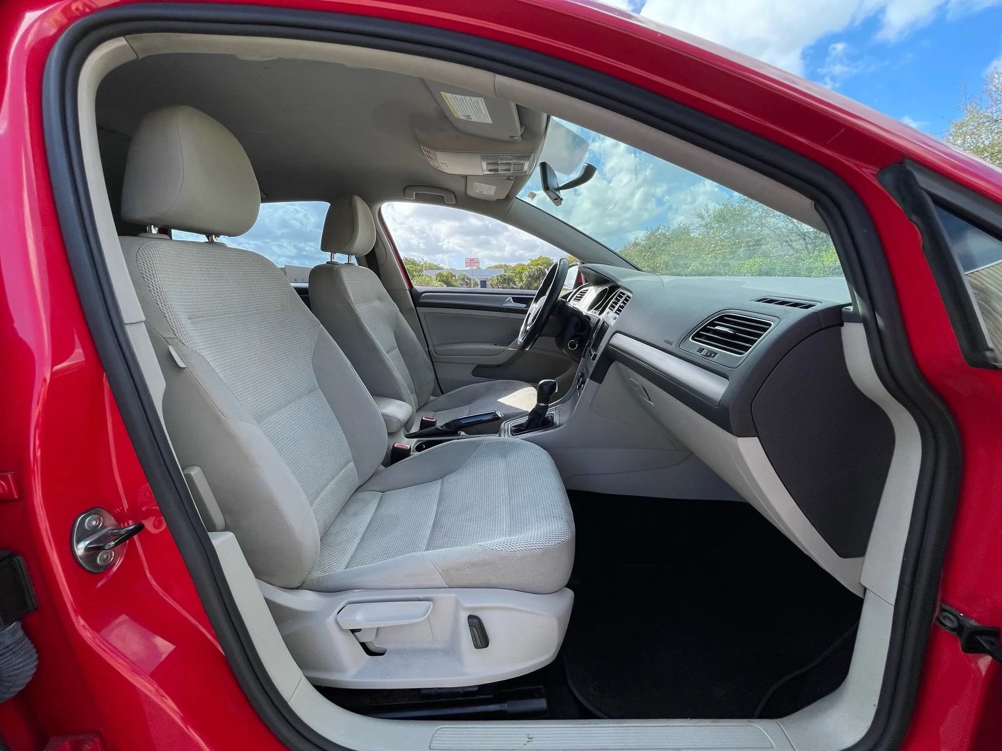 Used 2016 Volkswagen Golf S image 33