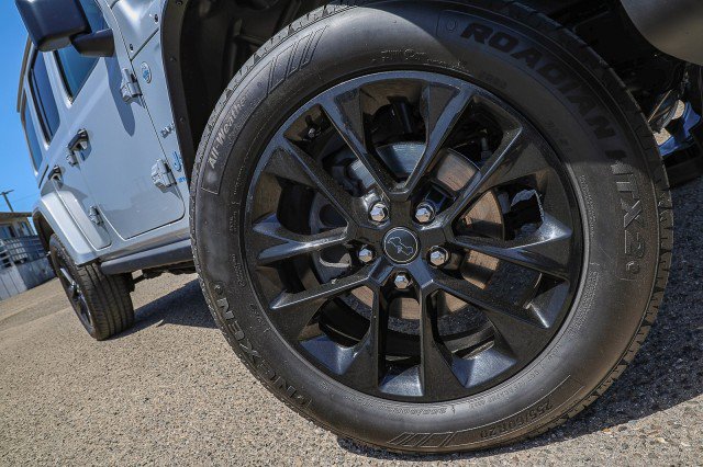 Used 2024 Jeep Wrangler Sahara w/ Technology Group AWD/4WD image 2