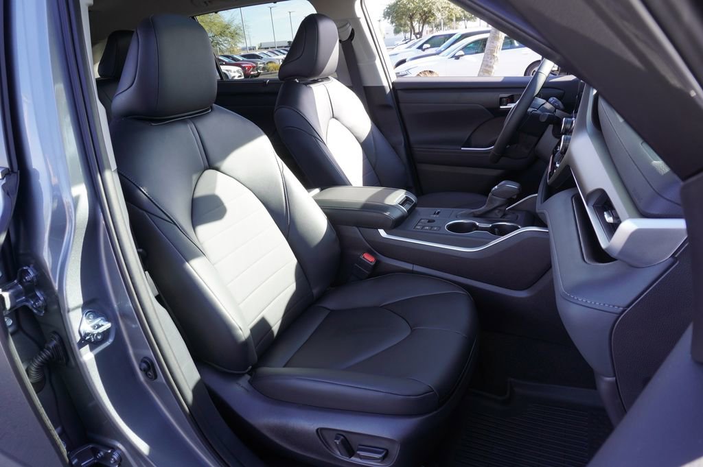 Used 2025 Toyota Highlander XLE image 13