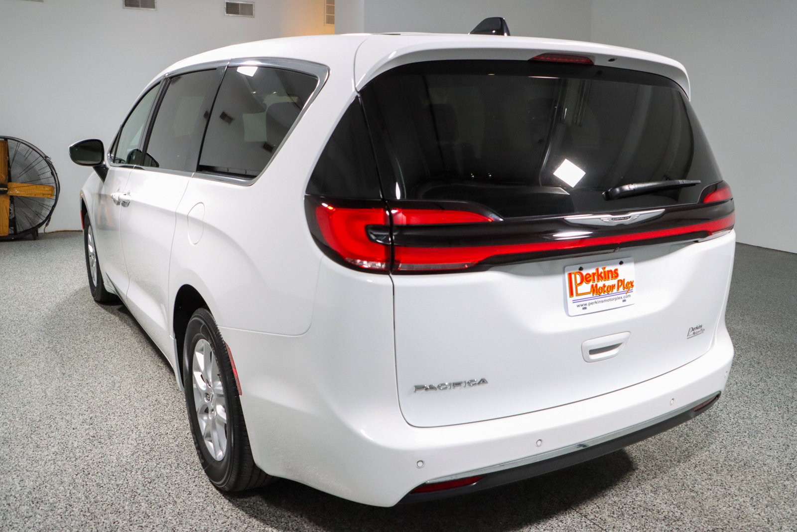 Used 2023 Chrysler Pacifica Touring-L FWD image 9
