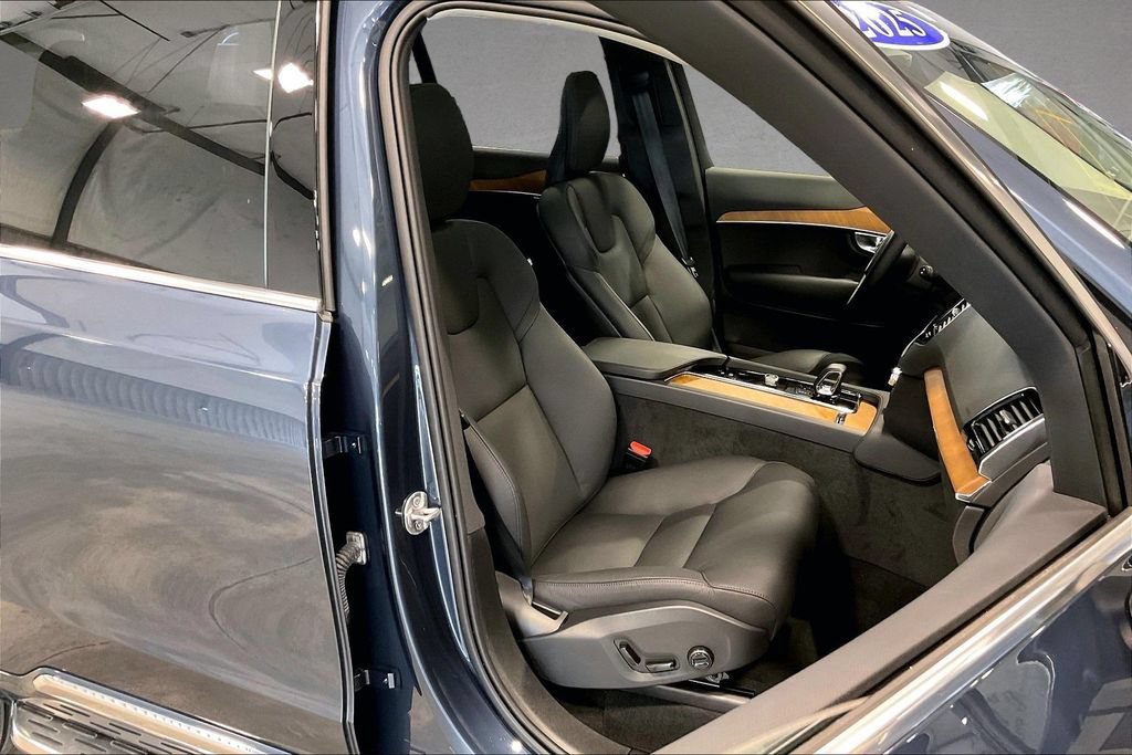 Certified 2025 Volvo XC90 B6 Plus w/ Protection Package AWD/4WD image 31