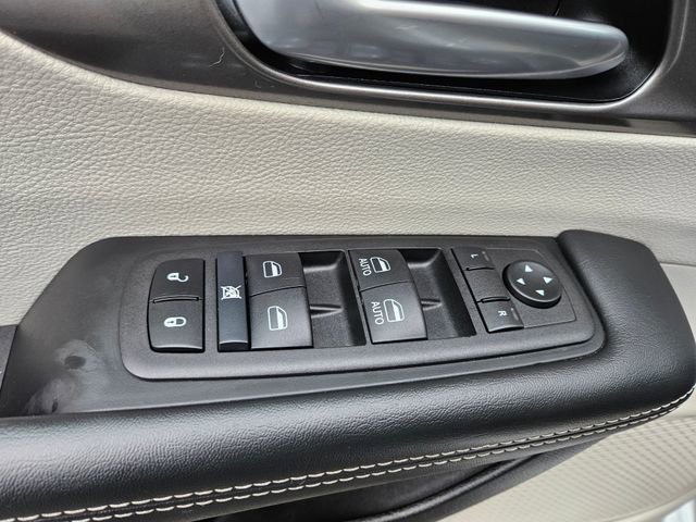 Used 2024 Chrysler Pacifica Touring-L image 19