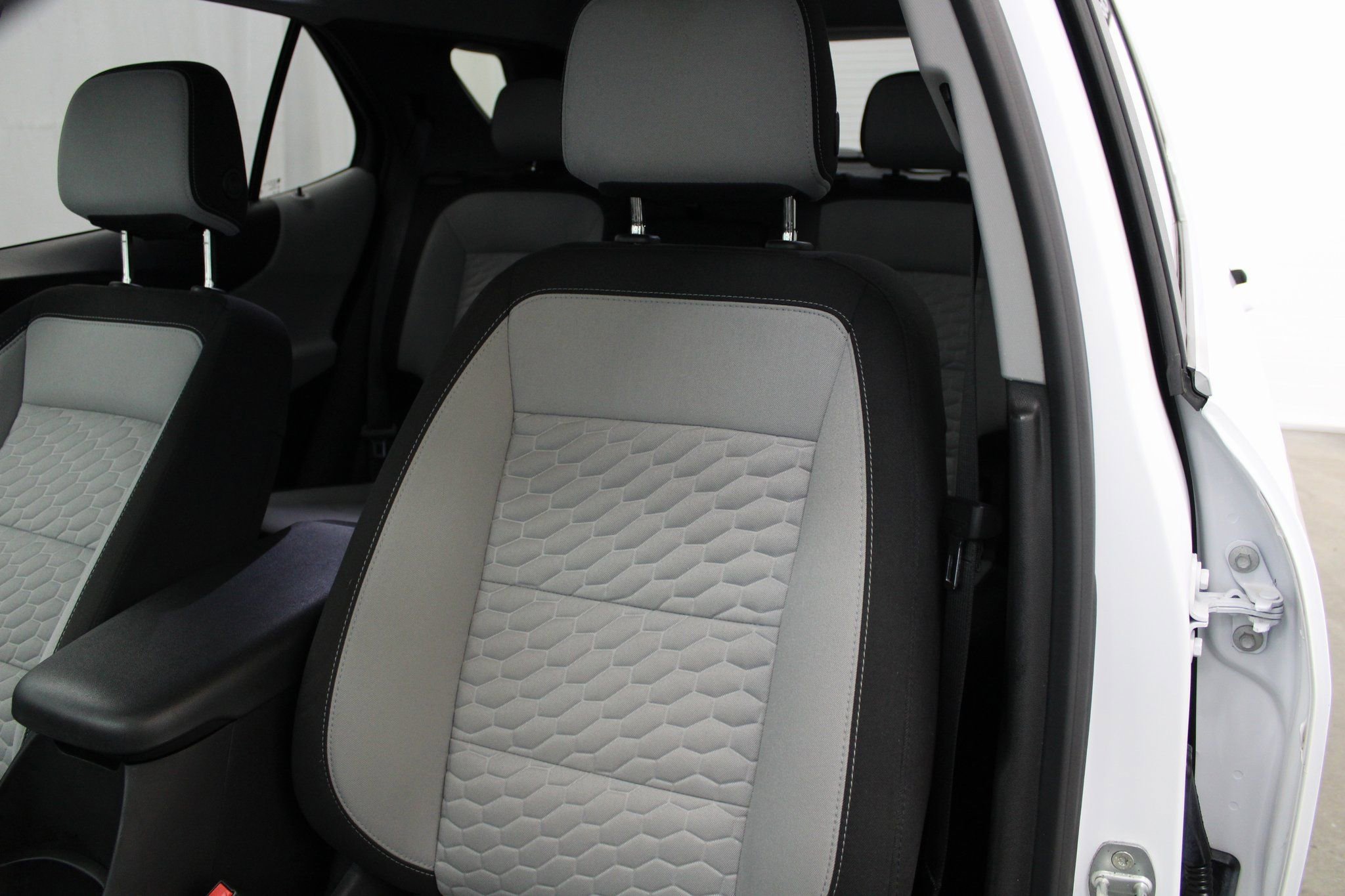 Used 2021 Chevrolet Equinox LT w/ Driver Convenience Package image 19