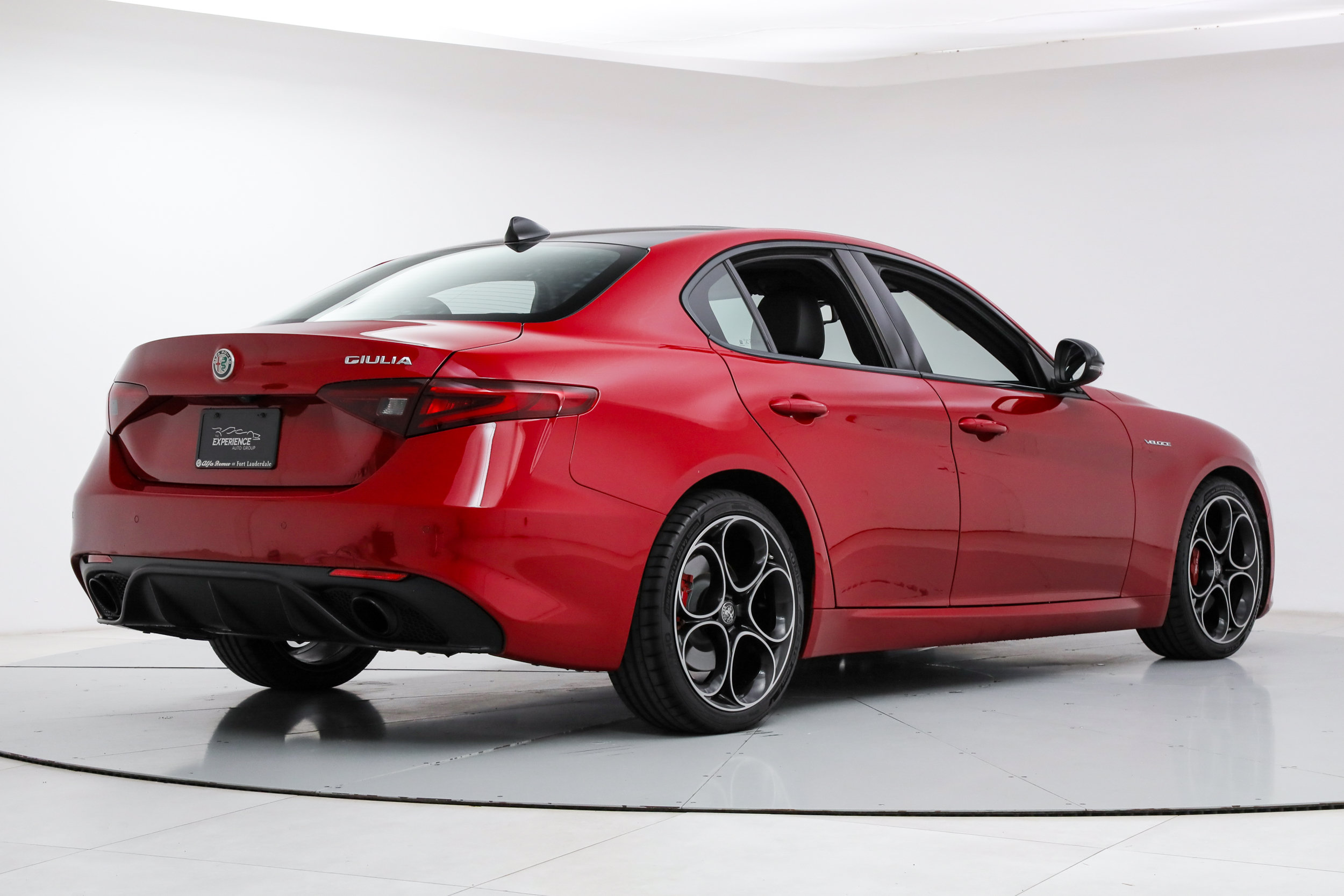 Used 2023 Alfa Romeo Giulia Veloce RWD image 5