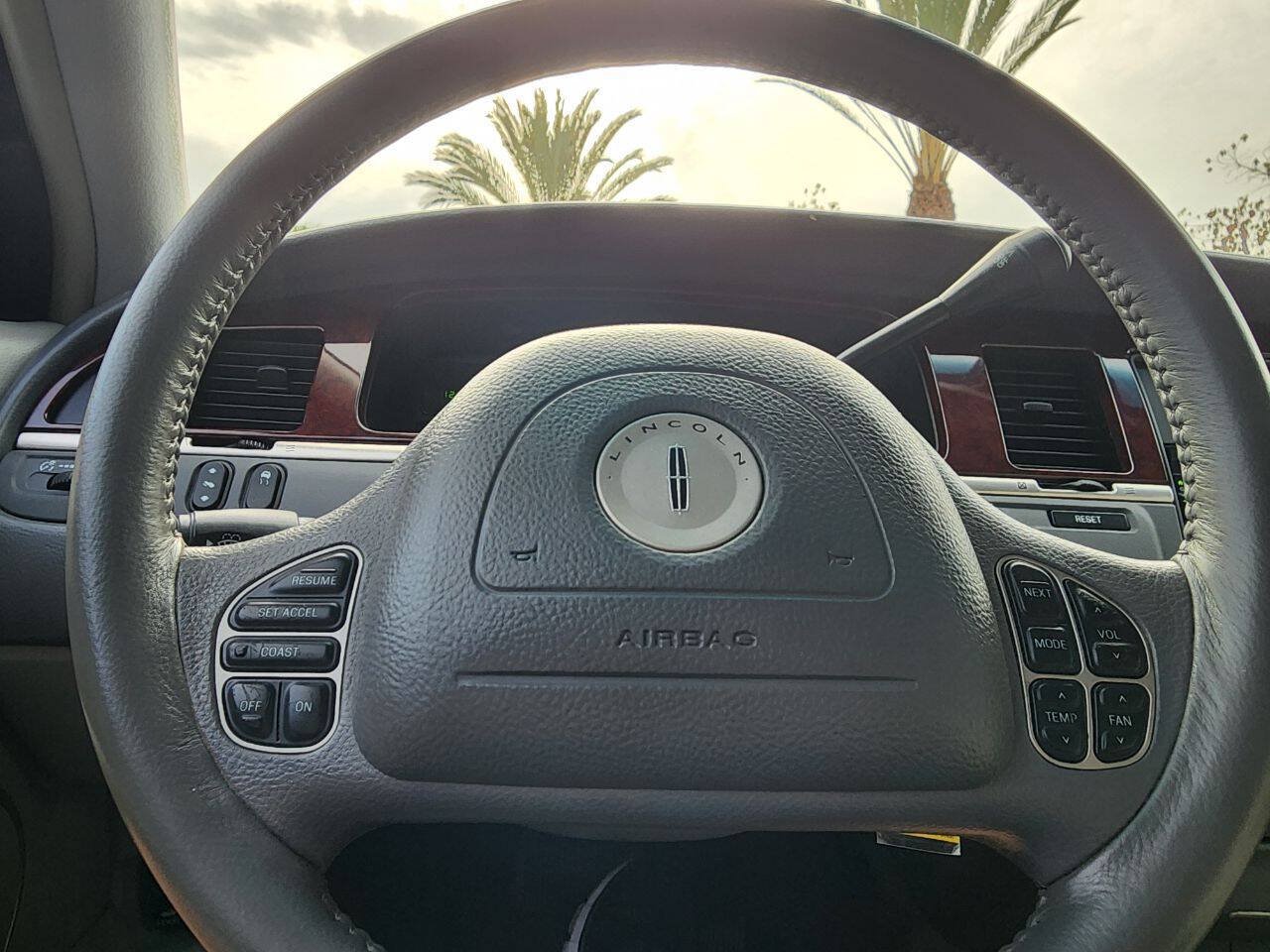 Used 2004 Lincoln Town Car Signature RWD image 37