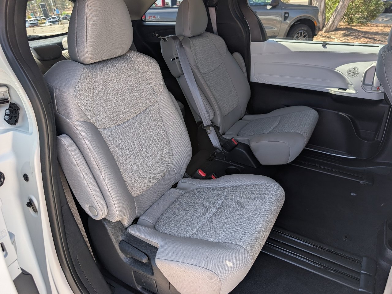 Used 2025 Toyota Sienna LE FWD image 5