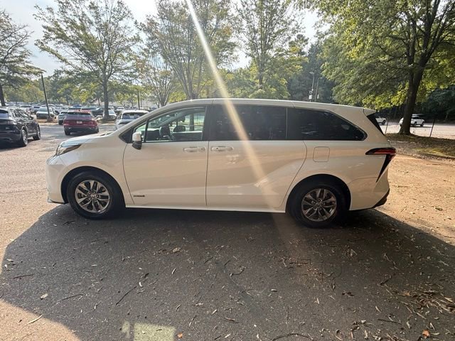 Used 2021 Toyota Sienna LE image 3