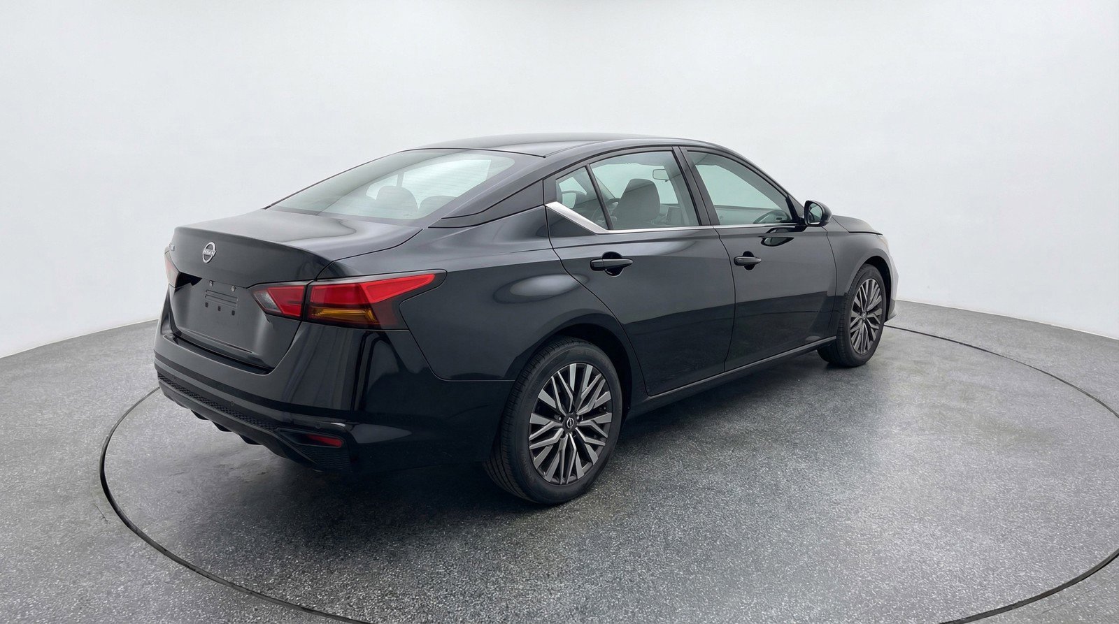 Used 2025 Nissan Altima 2.5 SV FWD image 9