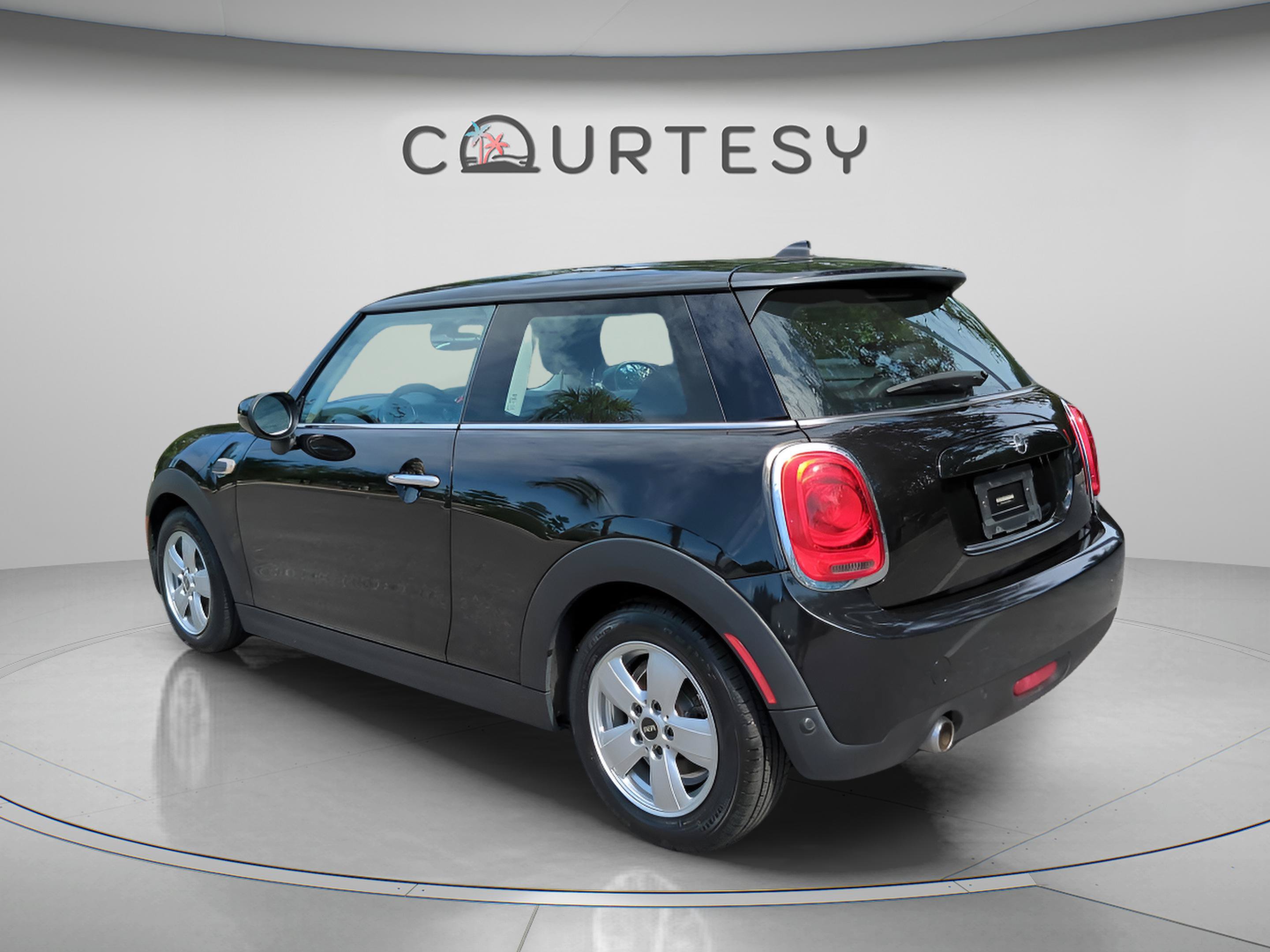 Used 2021 MINI Cooper 2-Door Hardtop FWD image 5