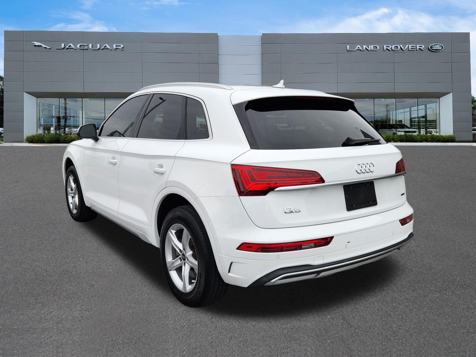 Used 2023 Audi Q5 2.0T Premium w/ Convenience Package AWD/4WD image 3
