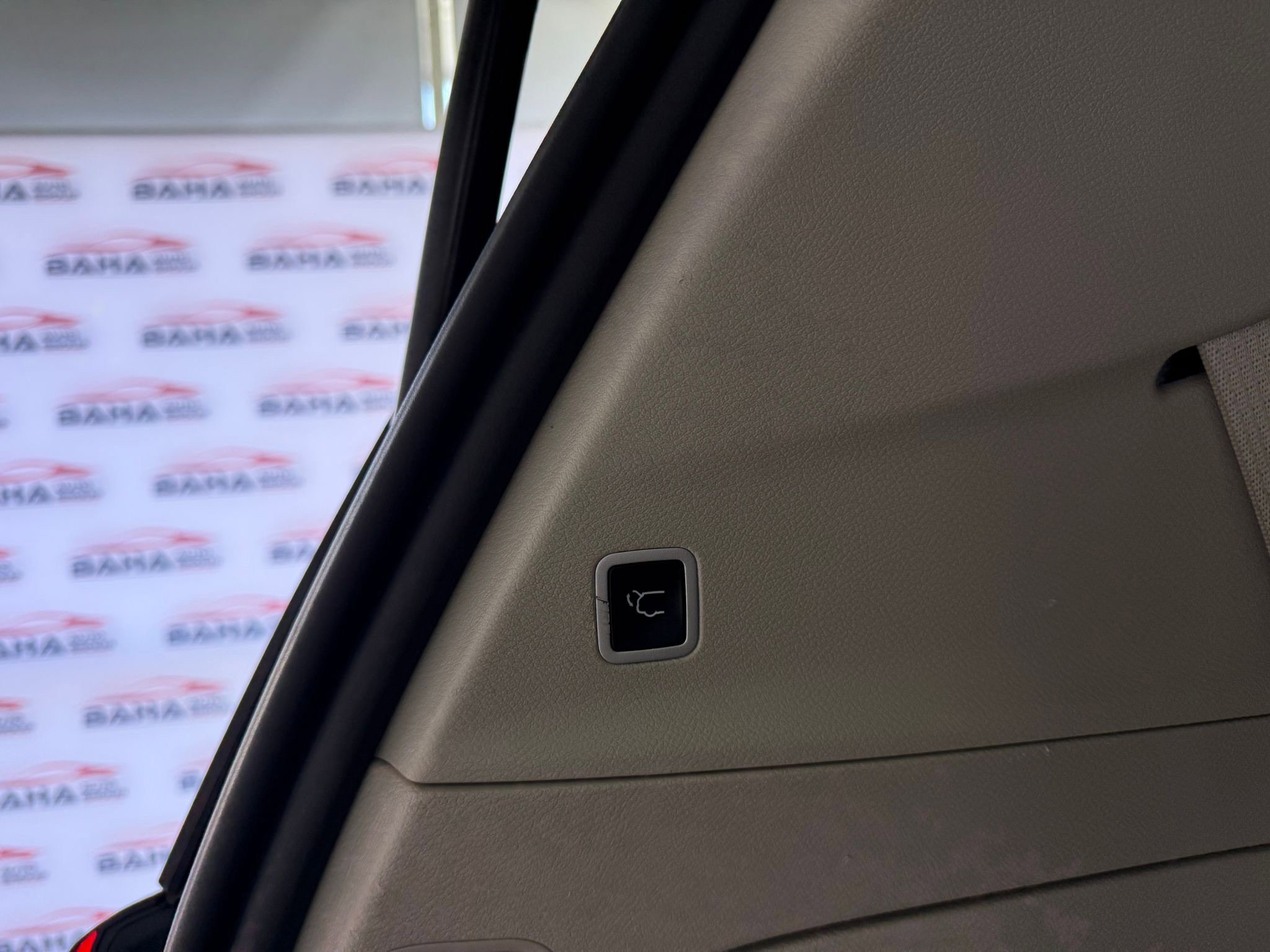 Used 2022 Chrysler Voyager LX image 47