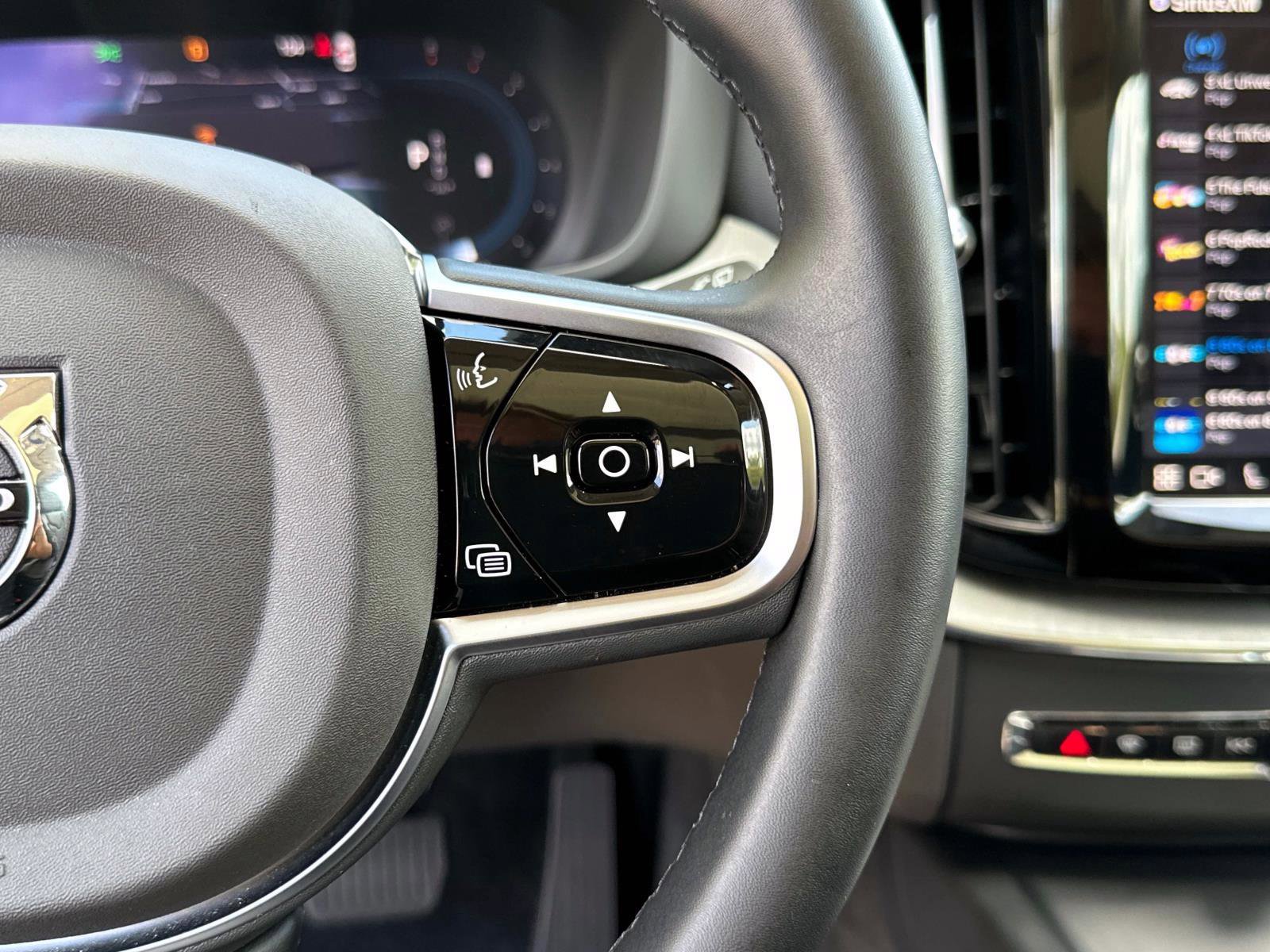 Certified 2025 Volvo XC60 B5 Plus image 27