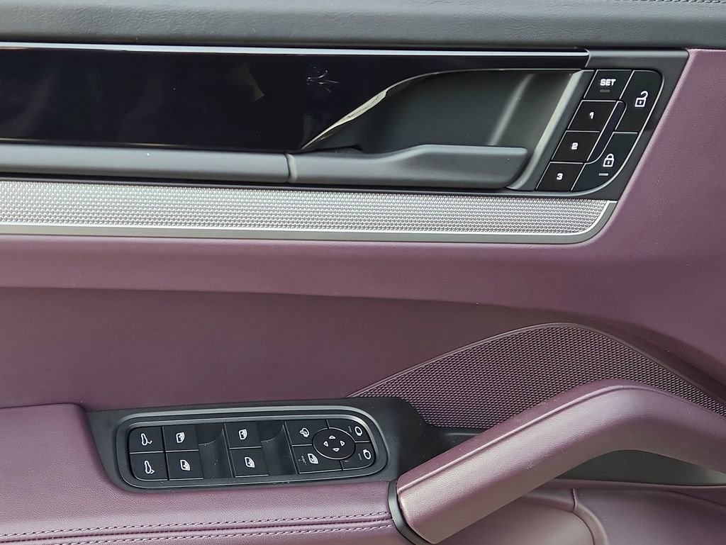 Certified 2025 Porsche Cayenne Coupe image 7