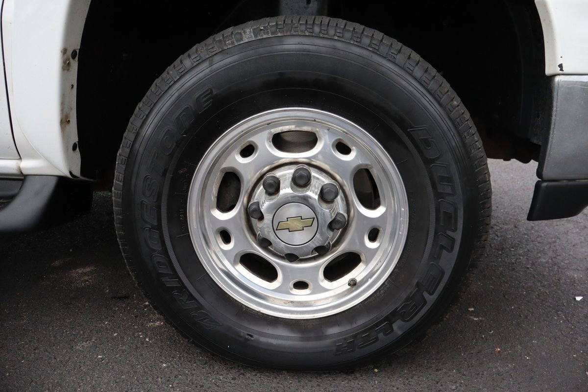 Used 2003 Chevrolet Suburban 2500 LT w/ LT Preferred Equipment Group image 48