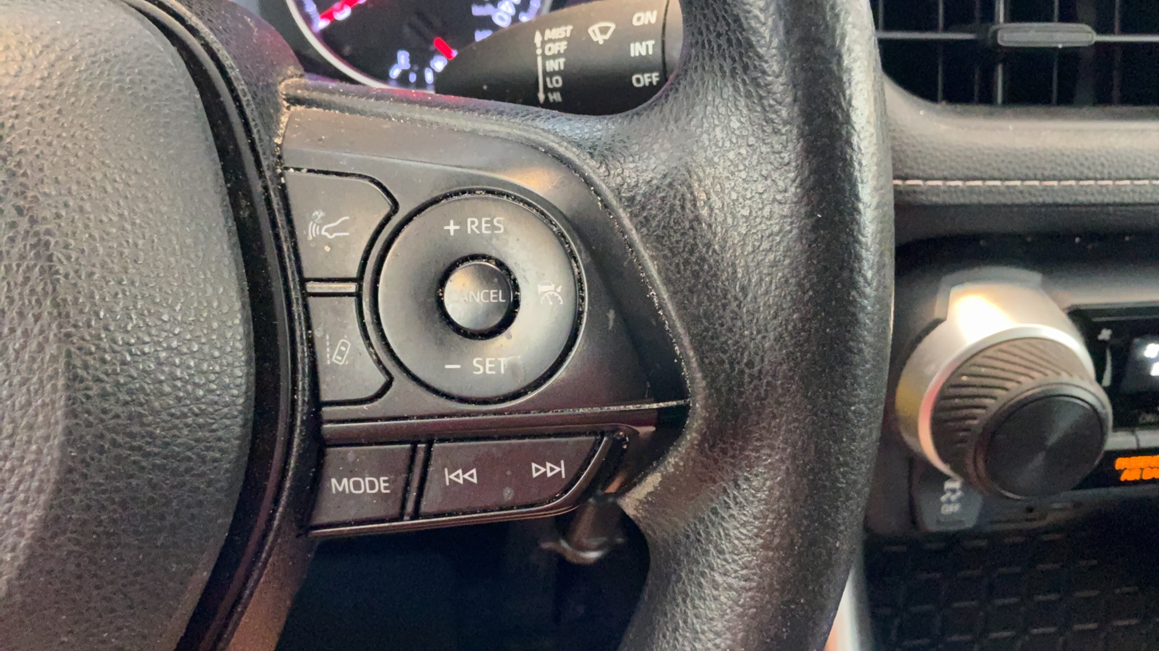 Used 2022 Toyota RAV4 LE AWD/4WD image 12
