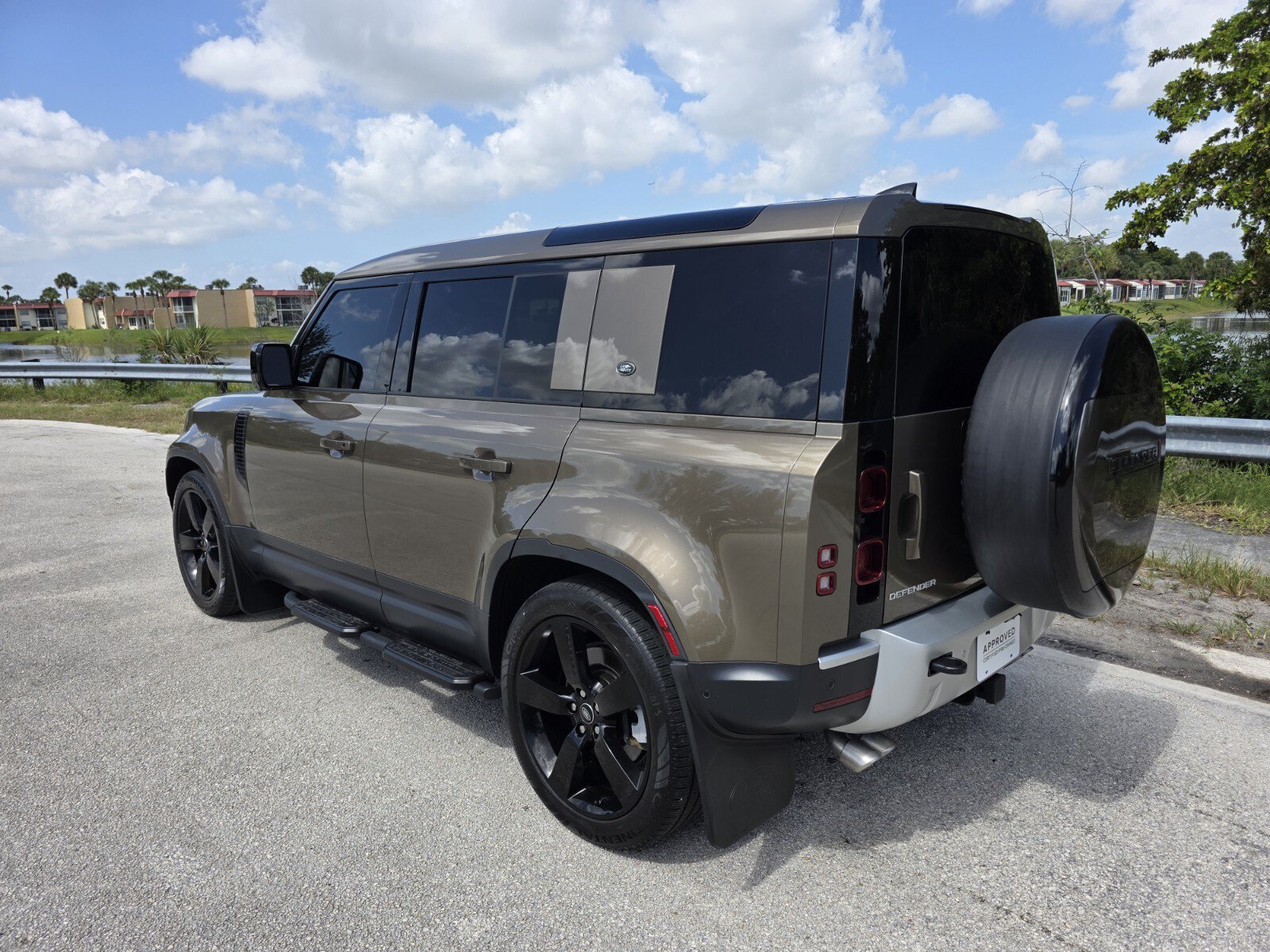 Certified 2024 Land Rover Defender 110 SE AWD/4WD image 2