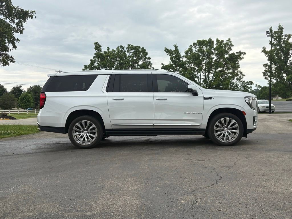 Used 2022 GMC Yukon XL Denali AWD/4WD image 3